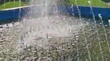 Romanya 'nın Baia Mare kentindeki bir artezyen çeşmesinin videosu. 4K