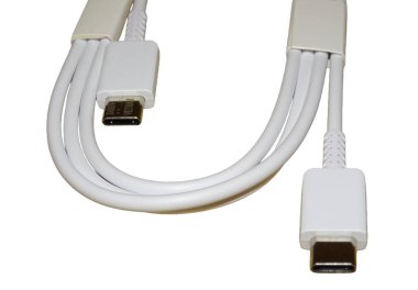 Usb-C kablo üzerinde beyaz izole