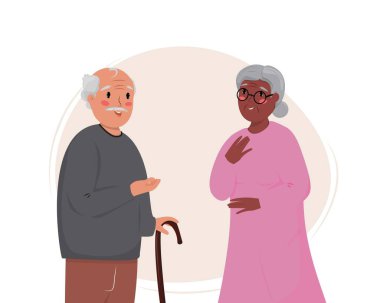 İki yaşlı çiftin birbiriyle konuştuğu bir görüntü. Çeşitli insanlar. Beyaz adam ve Afrikalı kadın sohbet ediyorlar. Emeklilik, yaşlanma, çeşitlilik konsepti iki yaşlı insanla gösterimi.
