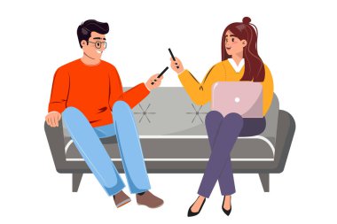 Kanepede oturan iki genç çift cep telefonu kullanırken sohbet ediyorlar.