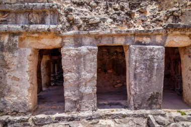 Taş duvarın üç girişi var, bu da pencere ya da kapı olabilir. Duvar taştan yapılmış ve o yaşlı.