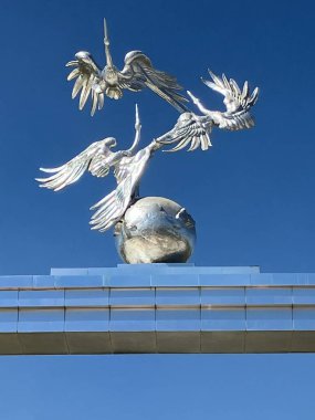 Ezgulik Archway, Independence Park, Taşkent, Özbekistan 'daki leylekler. Yüksek kalite fotoğraf