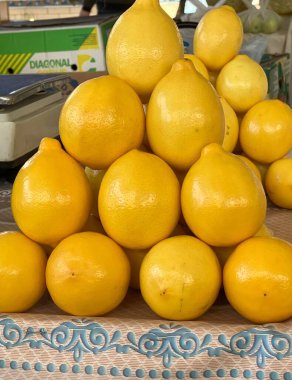 İndirimli taze limonlar, Chorsu pazarı, Taşkent, Özbekistan. Yüksek kalite fotoğraf