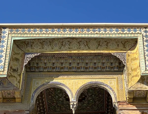 Fachada Mezquita Adornada Contra Cielo Azul Brillante Bujará Uzbekistán Foto — Foto de Stock
