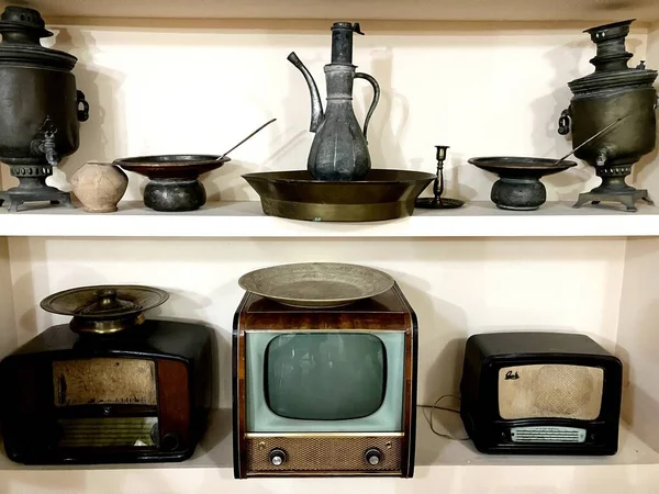 Collectie Van Vintage Objecten Radio Televisie Metalen Platen Potten Hoge — Stockfoto