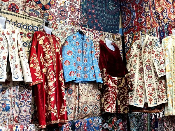 Μεγάλη Επίδειξη Πολύχρωμων Παραδοσιακών Ουζμπεκικών Σακακιών Και Τραπεζομάντηλων Υψηλής Ποιότητας — Φωτογραφία Αρχείου