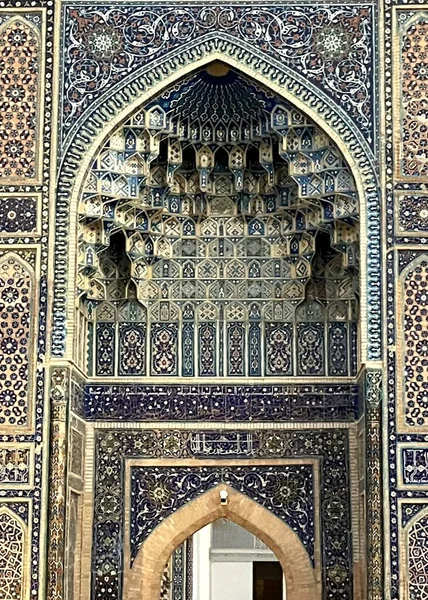 ウズベキスタンのサマルカンドにあるアミール ティムール霊廟の青いタイル張りのアーチ 高品質の写真 — ストック写真