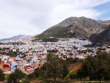 Güzel Chefchaouen 'in, Fas' ın egzotik mavi şehrinin uzak manzarası. Yüksek kalite fotoğraf