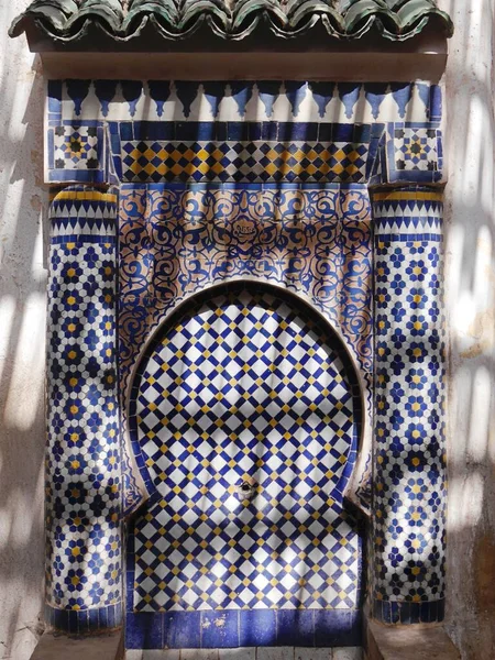 Fuente Con Azulejos Azules Estampados Medina Sombreada Fez Marruecos Foto — Foto de Stock