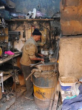 Etrafında Fez, Fas gibi aletlerle dağınık işyerinde metal işçisi. Yüksek kalite fotoğraf
