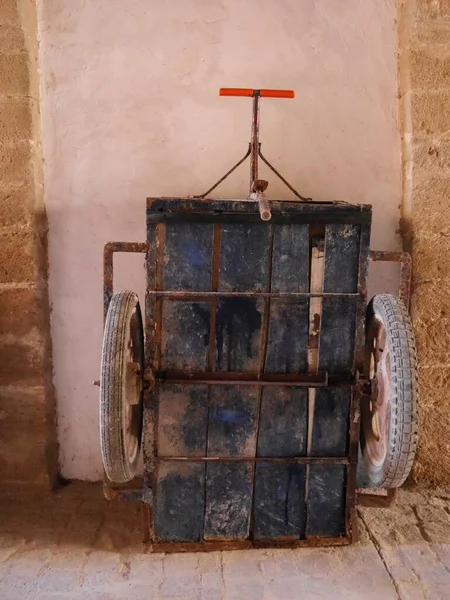 Παλιό Μπλε Ξύλινο Καρότσι Στο Σοκάκι Essaouira Βόρειο Μαρόκο Υψηλής — Φωτογραφία Αρχείου