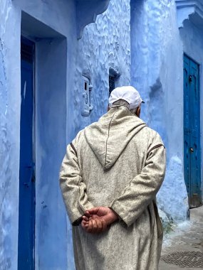 Yaşlı adamın yürüyüşünü, Şef 'i, mavi şehri, Fas' ı. Yüksek kalite fotoğraf