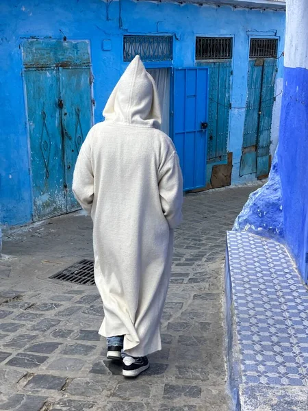 Achteraanzicht Van Mens Witte Jillaba Wandelen Chefchauen Marokko Hoge Kwaliteit — Stockfoto