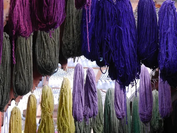 染められた糸がメディナ フェズ モロッコでぶら下がって乾燥する 高品質の写真 — ストック写真