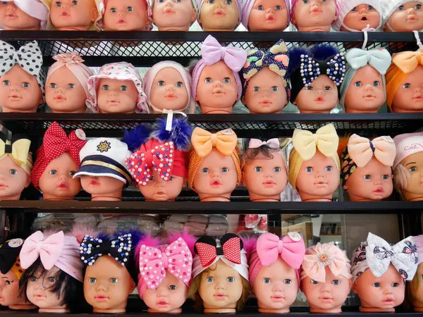 Σειρές Από Ιδιότροπες Κούκλες Φιόγκους Στα Μαλλιά Προς Πώληση Κωνσταντινούπολη — Φωτογραφία Αρχείου