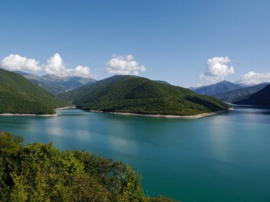 Zhinvali Gürcistan, Kasbegi 'ye giden dağlarda bir rezervuar. Yüksek kalite fotoğraf