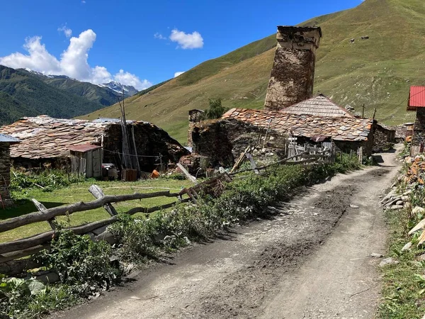 Kafkasya, Mestia, Svaneti, Gürcistan 'daki antik köye giden yol. Yüksek kalite fotoğraf