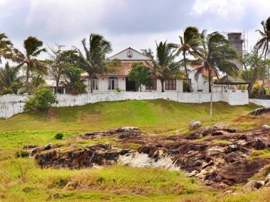 Sallanan palmiyelerle çevrili eski beyaz ev, Galle, Sri Lanka. Yüksek kalite fotoğraf