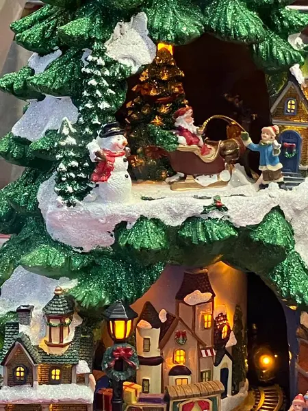 Weihnachtsszene Mit Weihnachtsmann Schneemann Weihnachtsbaum Und Verschneiten Dächern Hochwertiges Foto — Stockfoto