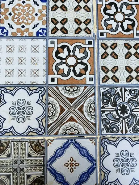 Mavi ve kahverengi geometrik desenli fayanslar, Essaouira, Fas. Yüksek kalite fotoğraf