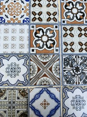 Mavi ve kahverengi geometrik desenli fayanslar, Essaouira, Fas. Yüksek kalite fotoğraf