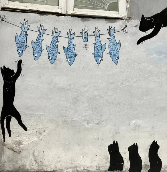 Batumi, Georgia 'da sokak sanatı üzerine ilginç bir kara kedi ve balık. Yüksek kalite fotoğraf