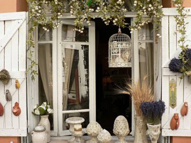 Cazip dükkan vitrinini lavantalı, Arles France ile kapatın. Yüksek kalite fotoğraf