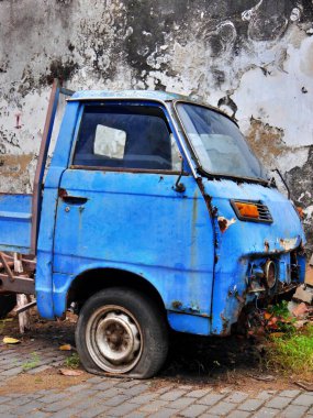 Paslı, mavi bir kamyon yolda kalmış, Galle, Sri Lanka. Yüksek kalite fotoğraf