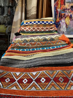 Medina, Essaouira, Fas 'ta indirimli renkli el yapımı yastık kılıfları. Yüksek kalite fotoğraf