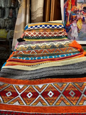 Medina, Essaouira, Fas 'ta indirimli renkli el yapımı yastık kılıfları. Yüksek kalite fotoğraf