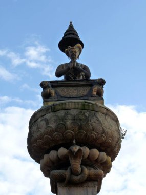 Yılan ve Buda, Bhaktapur Nepal ve geniş kopya alanı oymalarıyla süslü tapınak detayları. Yüksek kalite fotoğraf