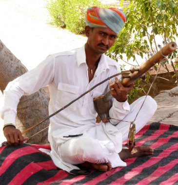 Geleneksel müzik enstrümanı çalan adam, Jodhpur, Hindistan. Yüksek kalite fotoğraf