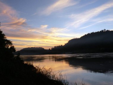 Gün batımında Mekong Nehri 'nin sakin manzarası, Luang Prabang, Laos. Yüksek kalite fotoğraf