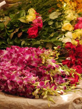 Myanmar 'daki Nuangshwe pazarından taze çiçek seçimi. Yüksek kalite fotoğraf