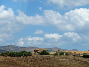 Güzel, huzurlu bir manzara, yuvarlanan tepeler ve mavi gökyüzü olan kırsal Sicilya merkezi. Yüksek kalite fotoğraf