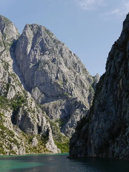  Komani Gölü ve Vadi 'nin Dik Tarafları Manzarası, Arnavutluk Alpleri Yüksek Kaliteli Fotoğraf