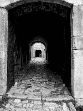 Tek krom, karanlık tüneli çakıl taşlarıyla kapatıyoruz. Büyük kopya alanı. Yüksek kalite fotoğraf