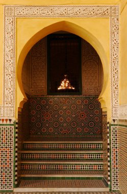  Kraliyet sarayındaki Moulay İsmail Anıtı 'nın kemeri. Meknes, Fas' ta geleneksel fayanslar ve sarı duvarlarla süslenmiş.