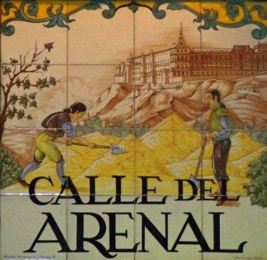 Madrid merkezindeki sanatsal sokak tabelası tarihi yapıyı gösteriyor. Yüksek kalite fotoğraf