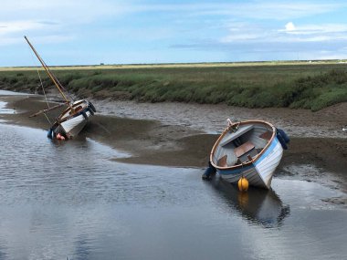 Su kenarında tekneler, Burnham Overy Staithe, Kuzey Norfolk Sahili, İngiltere. Yüksek kalite fotoğraf