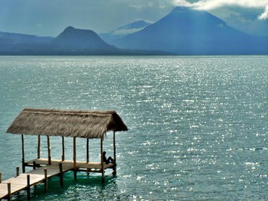 Guatemala 'daki Atitlan Gölü' nde rahatlayan bir adam. Yüksek kalite fotoğraf