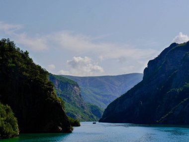 Arnavutluk Alpleri 'nde Komani Gölü ve Vadi' nin Dik Tarafları Manzarası. Yüksek kalite fotoğraf