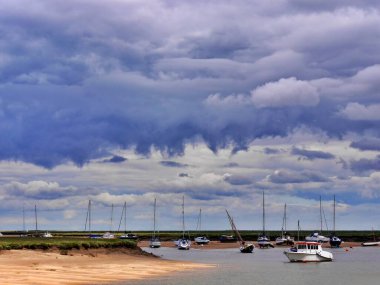 Blakeney 'de büyük gökyüzü ve tekneler, Kuzey Norfolk kıyıları, Doğu Anglia, İngiltere. Büyük kopya alanı. Yüksek kalite fotoğraf