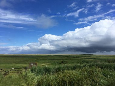 Blakeney arazilerindeki çarpıcı gökyüzü. Kuzey Norfolk kıyıları, Doğu Anglia. Büyük kopya alanı. Yüksek kalite fotoğraf