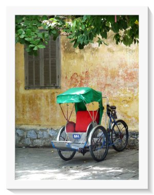 Hoi An caddesinde, Vietnam 'da ağacın altına park edilmiş bisiklet triportörünü kapatın. Yüksek kalite fotoğraf