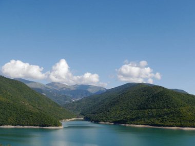 Zhinvali Gürcistan, Kasbegi 'ye giden dağlarda bir rezervuar. Yüksek kalite fotoğraf