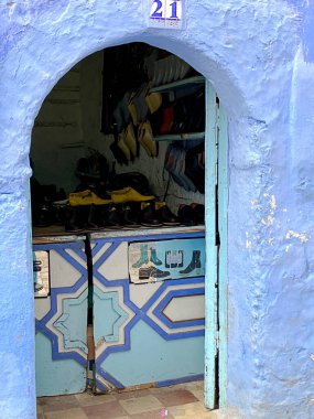 Fas 'ın mavi şehri Chefchauoen' de geleneksel ayakkabı tamircisi. Yüksek kalite fotoğraf