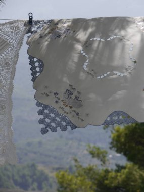 Arnavutluk, Balkanlar 'ın kırsal kesimlerinde rüzgarda esen çamaşır ipine işlenmiş el işlemeli peçeteleri kapatın. Yüksek kalite fotoğraf