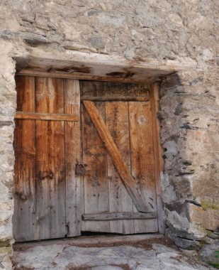 Eski taş evin geleneksel ahşap kapısı, Ushguli, Georgia. Yüksek kalite fotoğraf