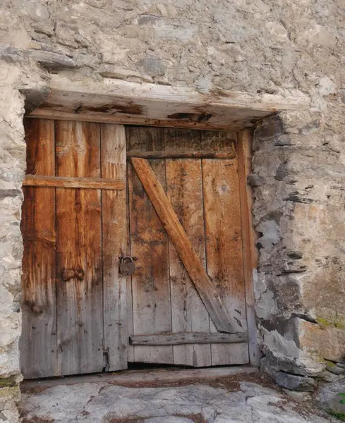 Eski taş evin geleneksel ahşap kapısı, Ushguli, Georgia. Yüksek kalite fotoğraf